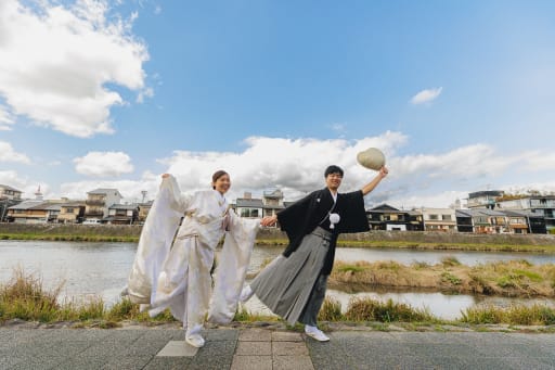 撮影の最後には、お二人の自然な笑顔が溢れる楽しいカットも収めました。