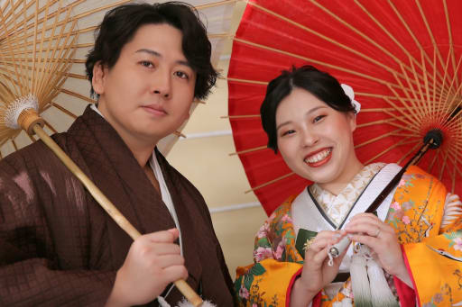 和傘を持って