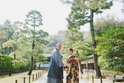 松の緑に映える和の正装