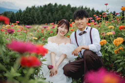 ひらけた空と、お花に囲まれた写真が魅力です
