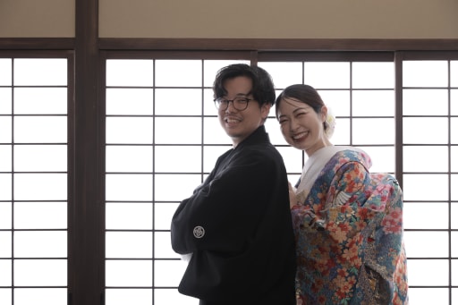 新郎様の背中にそっと寄り添うショット☺︎