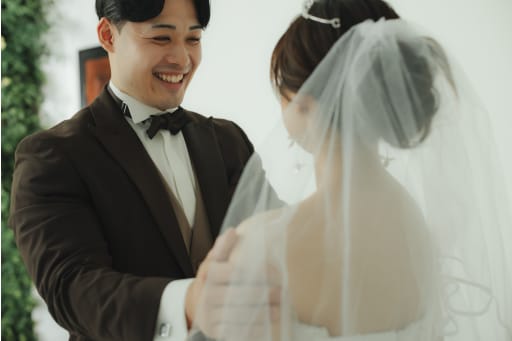 ベール越しに見つめ合うふたり。