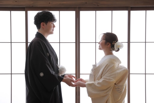 手を取り合う二人 