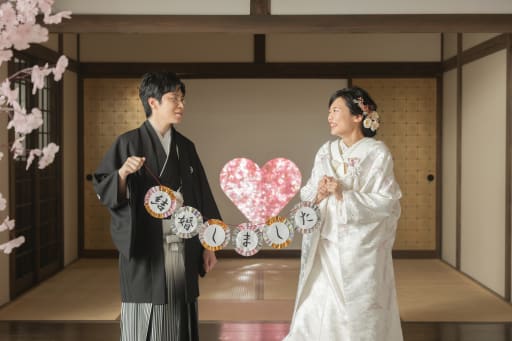 定番「結婚しました」のガーランドと