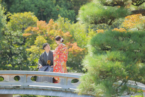 橋の上で