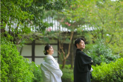 豊かな緑に包まれて。ゆったりと流れるふたりの時