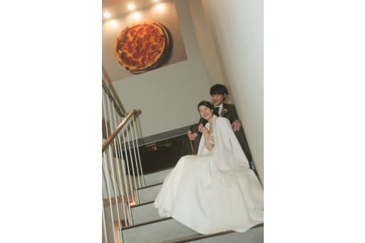 階段に座ってかわいく