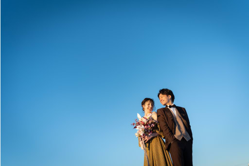 晴天の下で