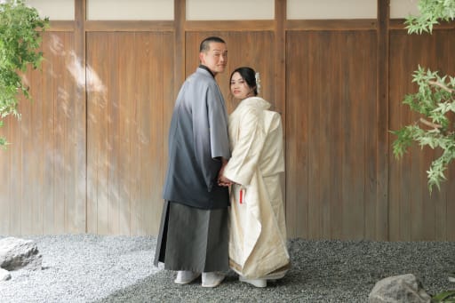 ぎゅっと手をつないで、振り向きショット