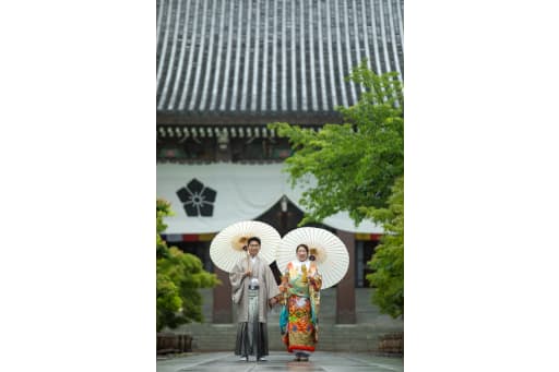 最後に、智積院を背景にして和傘をさしながらお散歩するお二人。