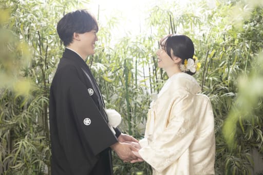 笹竹の間から、想い合うまなざし