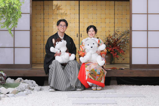 ぬいぐるみをつかって可愛くご挨拶！！手元をあげているのも可愛い！！