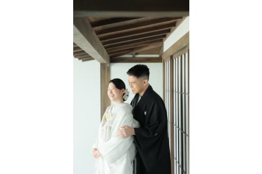 縁側に響く、ふたりの笑い声