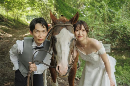 優しい馬のお顔を挟んで、はいポーズ！