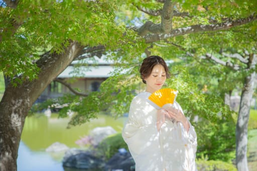 扇子でポージング  