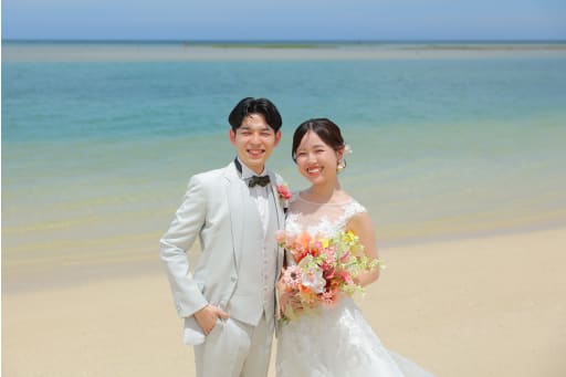 寄りのアングルで捉える表情とブーケ