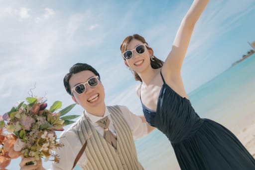 サングラスを合わせたカジュアルな笑顔