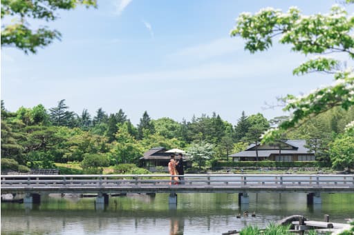 橋の上で