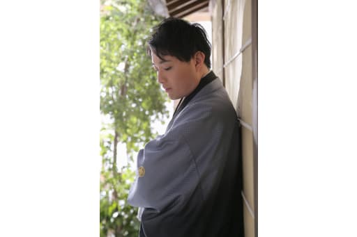 目線を落として