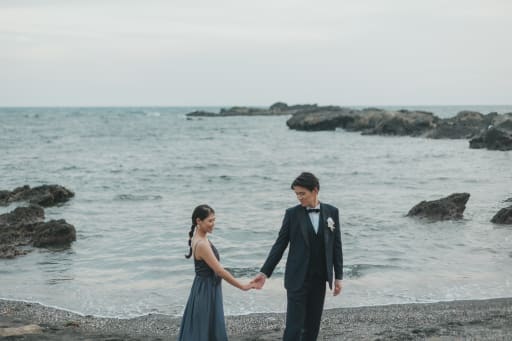 手を取り合って