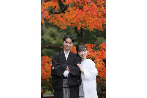 紅葉をバックにご新婦様が優しく寄り添った可愛いお写真！！