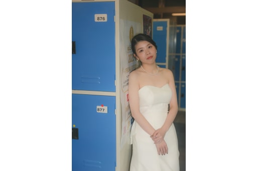 ロッカーにもたれかかって