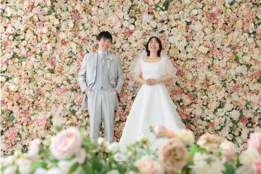 お花でいっぱいの背景で