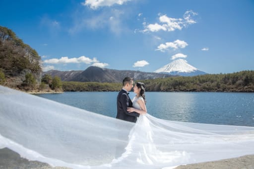 美しい富士山をバックに