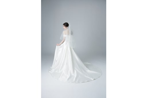 ドレスの後ろ姿