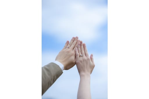 青空にかざす愛おしい手元ショット