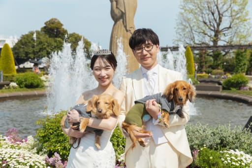 大切なご家族であるワンちゃんとの撮影も、公園内で可能です。