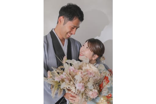 一緒に花束を持って