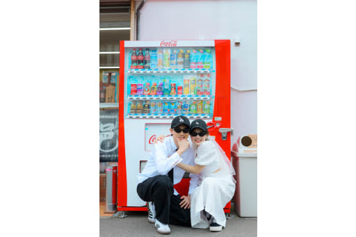自販機前で