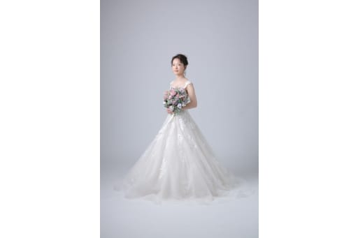 無地背景のメリットはお肌とお衣装が一番綺麗に見えるようにカメラマンがライトをセッティングできるところです。お衣装のディテールもしっかり残すことができます。