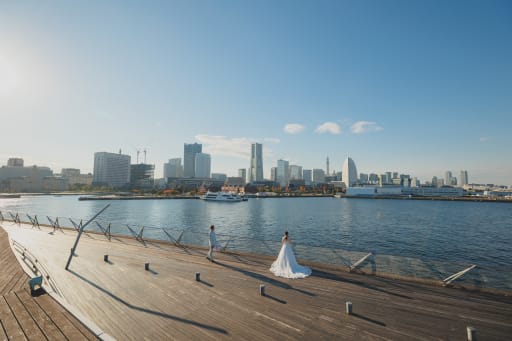 洋装にお着替えし、大さん橋の撮影スタートです！！ まずは風景がわかるように目一杯引きのお写真で！