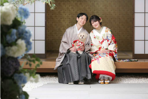 お散歩の後は縁側で休憩タイム…。みなさんカメラ目線ばっちりです！！