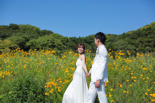 良い表情されます。お天気も良かったので青空と黄色の花が効いていました。