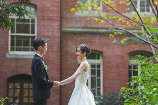 ブリックスクエアの中庭で手を繋いで。お二人に光が差していて綺麗です。