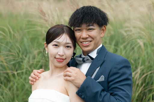 近い距離でも自然体の表情が出て、写真全体が落ち着いたトーンに仕上がっています。