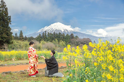 富士山をバックにプロポーズショット