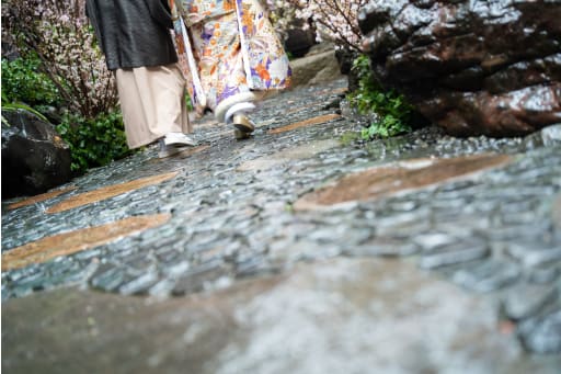 二人で歩む足元も