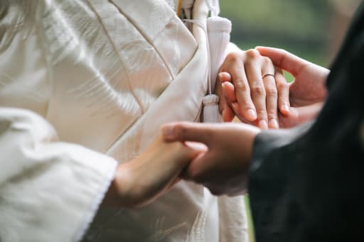 優しく手を重ねる