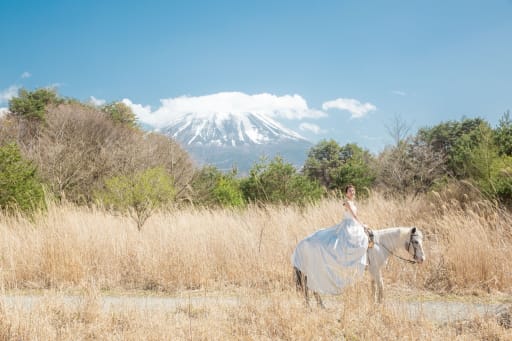 富士山をバックに