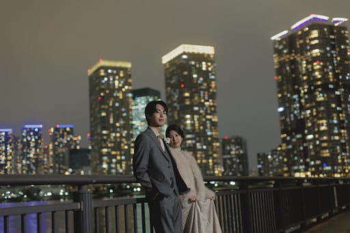 東京の夜景をバックに