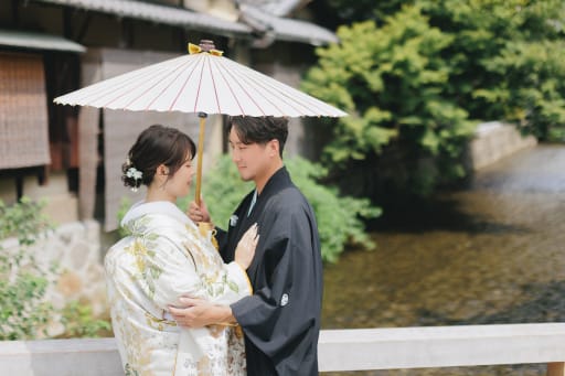 キラキラと輝く日差しの中で、新郎新婦様には和傘をさしていただきました。