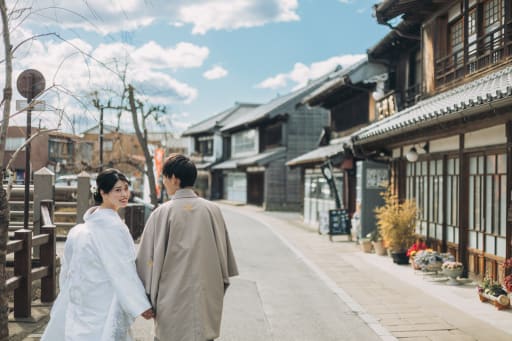 ご新婦様の振り向きカット。ご新婦様が美しいのはもちろん、顔が見えていないご新郎様の優しそうな表情も想像できます。
