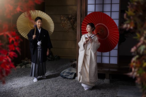 朱と白の和傘が彩る、庭園の佇まい