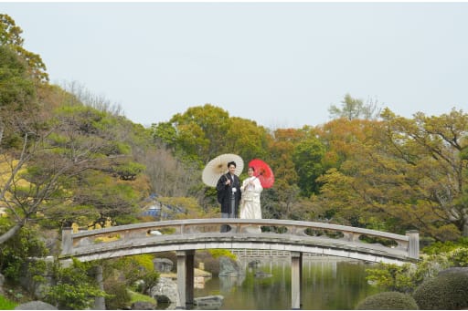 橋の上で