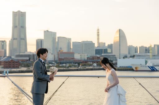 お花を渡しに行く新郎さん