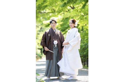 緑に白無垢が映えます♪